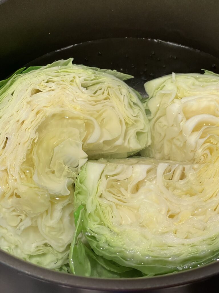 Soften the cabbage leaves in boiling water.