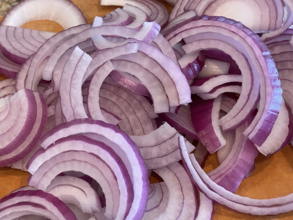 sliced red onions